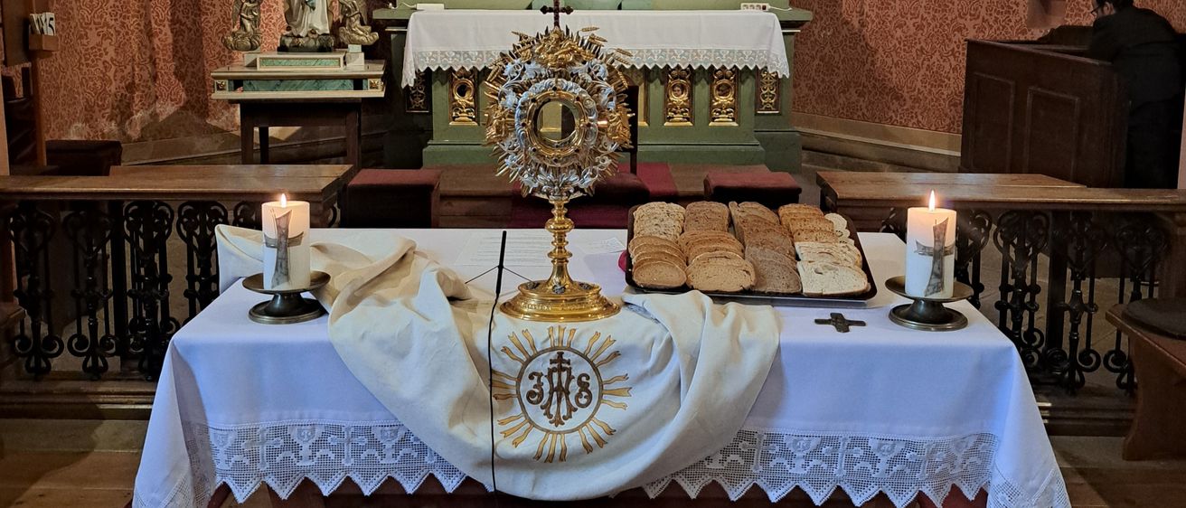 Bild enthält, Altar, Architecture, Building, Church, Prayer, Flower, Flower Arrangement, Person, Indoors, Flower Bouquet