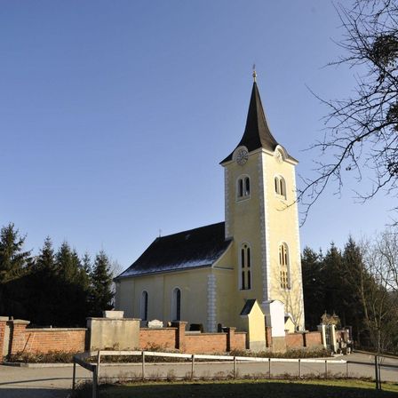 Bild enthält, Building, Spire, Tower, Monastery, Bell Tower, Clock Tower, Arch, Tree, Gothic Arch, Grass