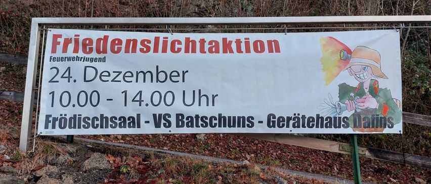 Bild enthält, Advertisement, Banner, Text, Person, Face, Head, Sign, Symbol