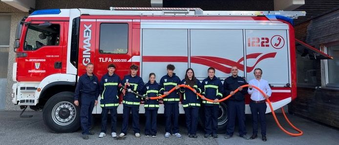 Bild enthält, Person, Transportation, Truck, Vehicle, Machine, Wheel, Fire Station, Fire Truck, Footwear, Shoe