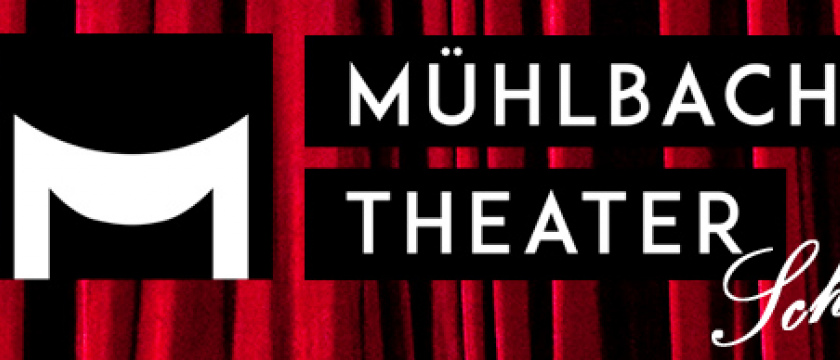 Das Bild zeigt eine Theater-Werbung für Mühlbach Theater. Der Text ist in weiß und schwarz, mit einem roten Vorhang im Hintergrund. Das Wort 'Mühlbach' ist in fetten, großgeschriebenen Buchstaben.