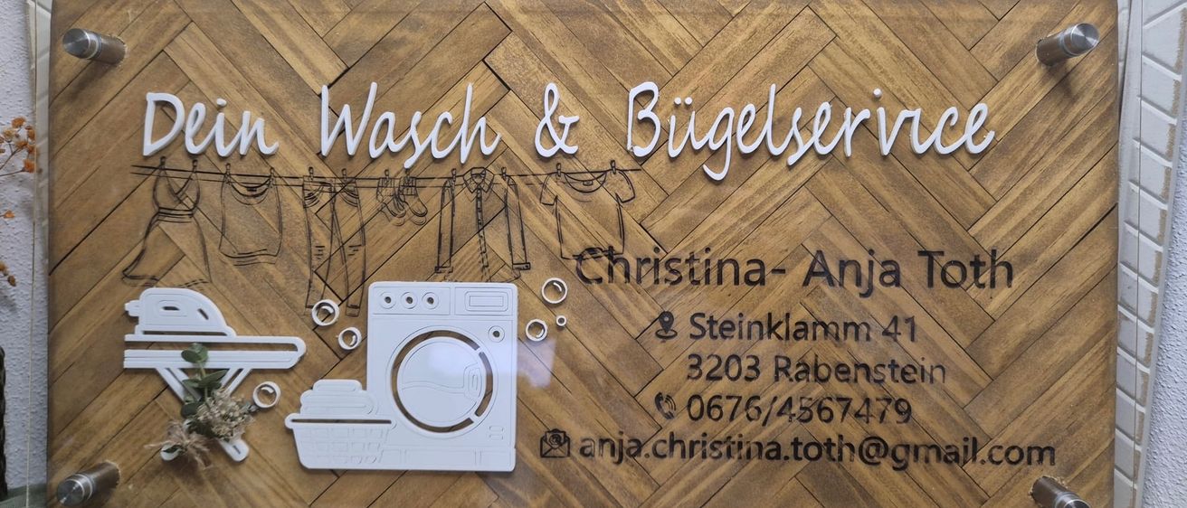 Ein Holzschild mit Logo für einen Wasch- und Bügelservice. Es zeigt eine Waschmaschine, Kleidung und Kontaktdaten für Christina-Anja.