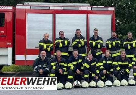 Bild enthält, People, Person, Truck, Vehicle, Fire Truck, Fire Station, Glove