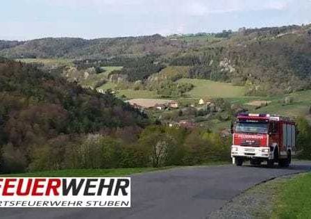 Bild enthält, Road, Fire Truck, Truck, Vehicle, Nature, Outdoors, Vegetation