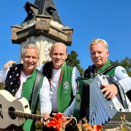 Bild enthält, Adult, Male, Man, Person, Guitar, Musical Instrument, Vest, People, Face, Portrait