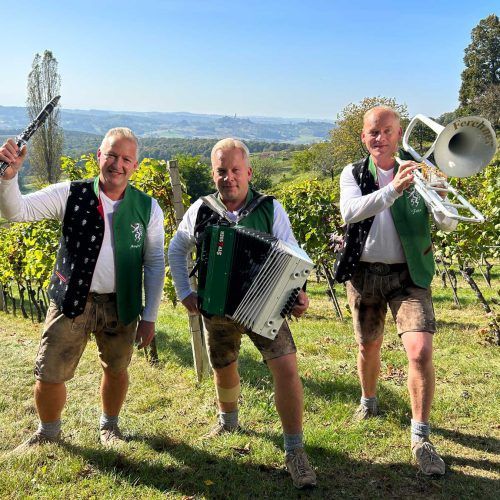 Bild enthält, Nature, Outdoors, Countryside, Rural, Farm, Person, Vineyard, People, Gun, Alcohol