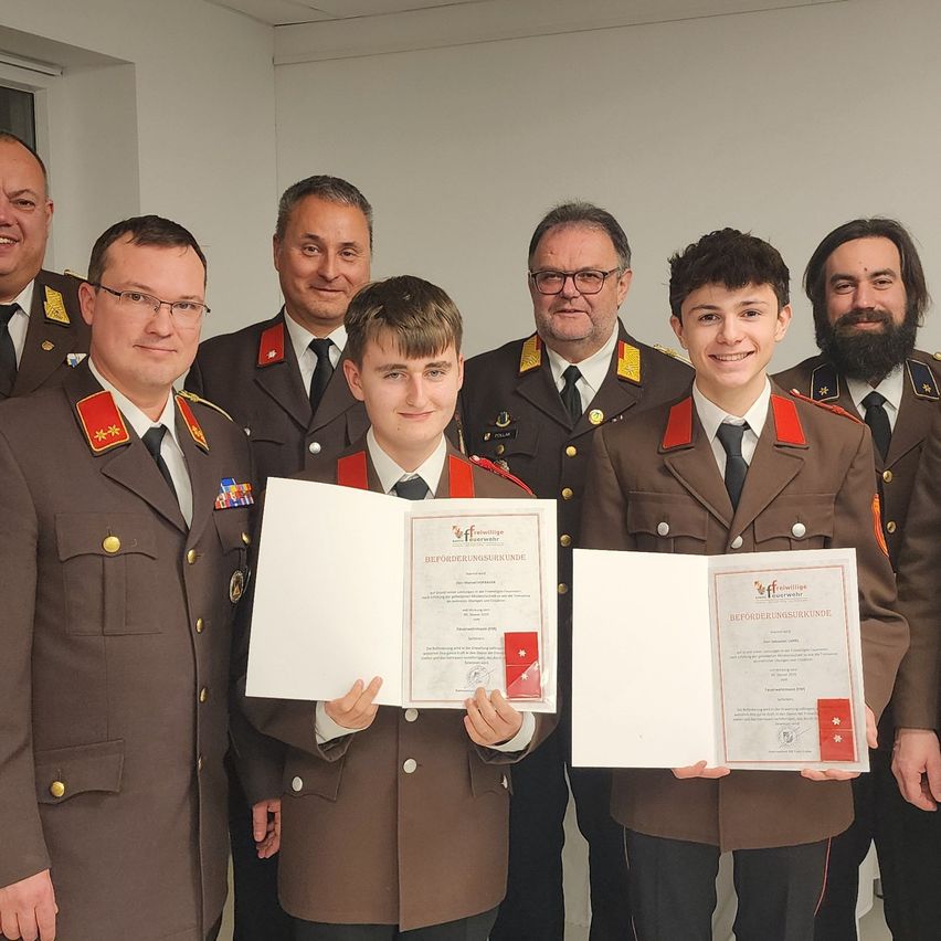 Bild enthält, Adult, Male, Man, Person, Officer, Suit, Coat, People, Military, Military Officer