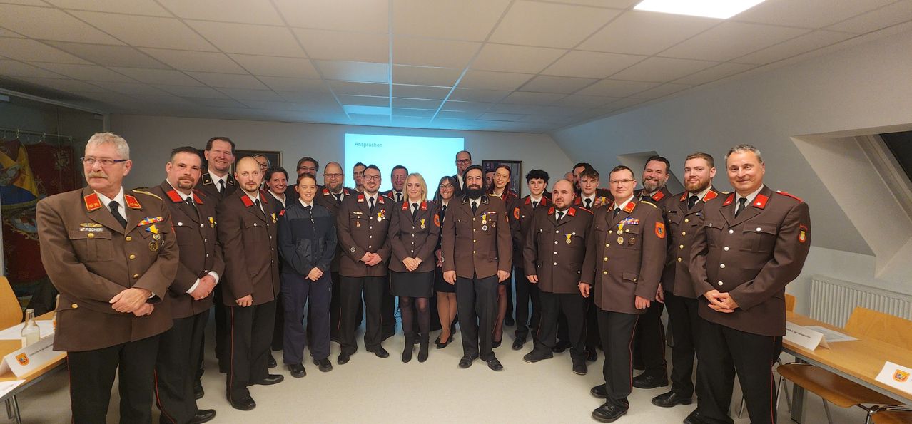 Bild enthält, Officer, Person, Adult, Male, Man, Military, Military Officer, People, Coat, Tie