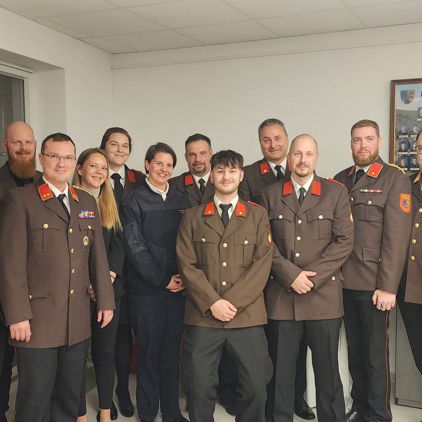 Bild enthält, Officer, Person, Adult, Male, Man, Military, Military Officer, Coat, Suit, People