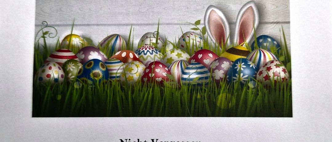 Postkarte mit Osterhasen und Eiern, die Frohe Ostern wünscht. Veranstaltungserinnerung für das monatliche PVÖ-Treffen am 7. April 2026 um 15.00 Uhr im Rathauskeller Lockenhaus.