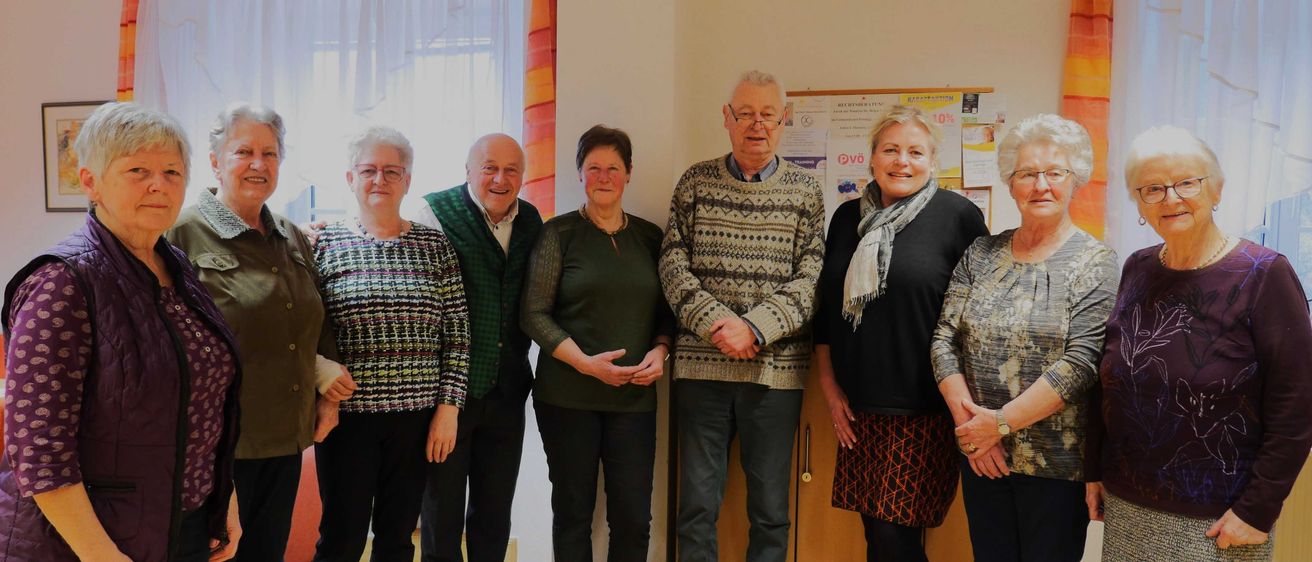 Bild enthält, Blouse, Pants, Groupshot, Person, People, Adult, Male, Man, Female, Woman