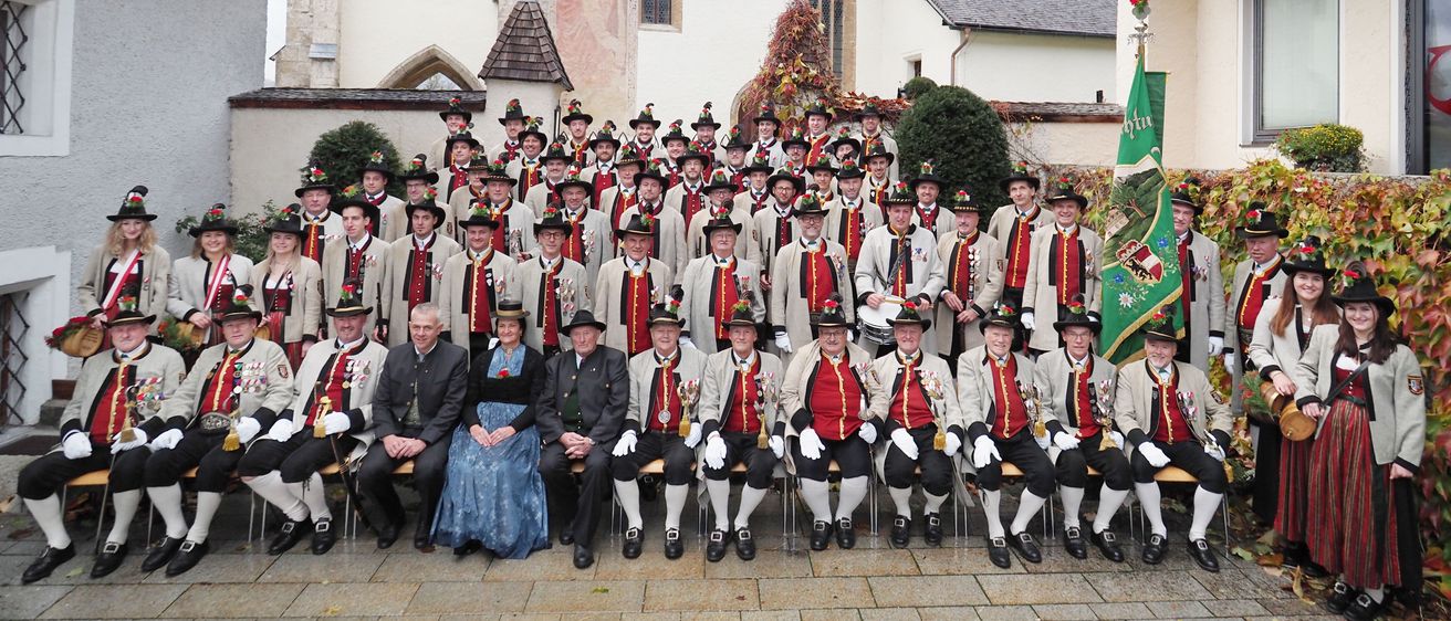Bild enthält, People, Person, College, Adult, Male, Man, Monastery, Group Performance, Glove, Shoe