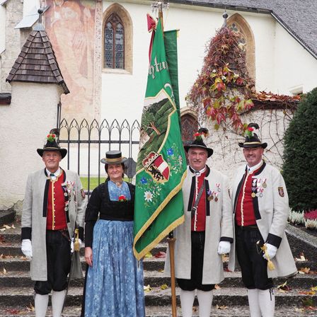 Bild enthält, Glove, Adult, Female, Person, Woman, Flag, Hat, Male, Man, People