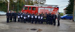 Bild enthält, People, Person, Car, Transportation, Vehicle, Truck, Fire Truck, Fire Station, Wheel, Shoe