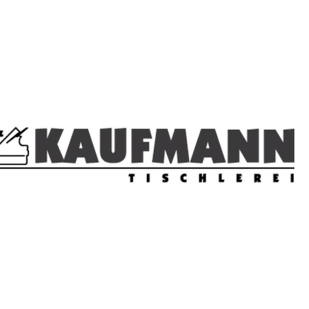 Das Logo für Franz Kaufmann Tischlerei, ein Zimmermannsbetrieb, mit einem stilisierten Hammer- und Meißel-Symbol über dem Text.