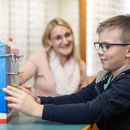 Bild enthält, Person, Student, Boy, Child, Male, Face, Head, Laboratory
