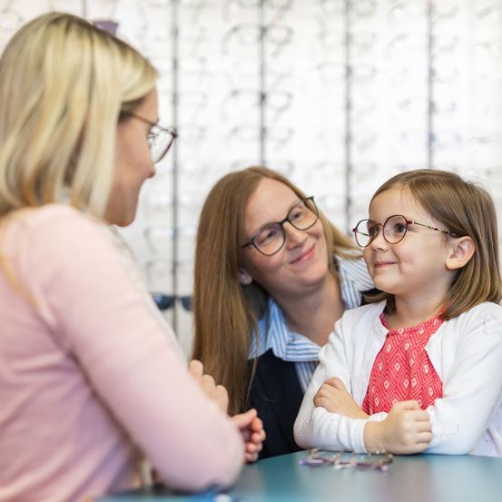 Bild enthält, People, Person, Child, Female, Girl, Conversation, Head, Accessories, Glasses, Face