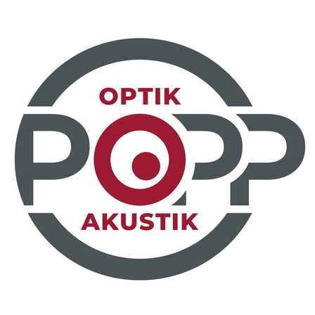 Das Logo von 'Optik Popp Akustik' zeigt ein stilisiertes 'P' mit einem roten Zielpunkt darin. Der Text ist in fetter roter und grauer Schrift, mit 'Optik' oben und 'Akustik' unten.