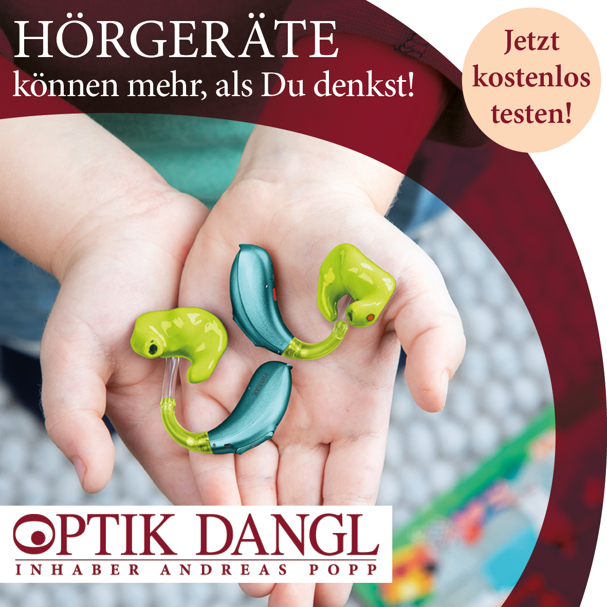 Die Hände einer Person halten drei grüne und blaue Hörgeräte. Die Bildunterschrift lautet: 'Hörgeräte können mehr, als Sie denken!' Unten befindet sich ein Logo für Optik Dangl mit dem Text 'Inhaber Andreas Popp.'