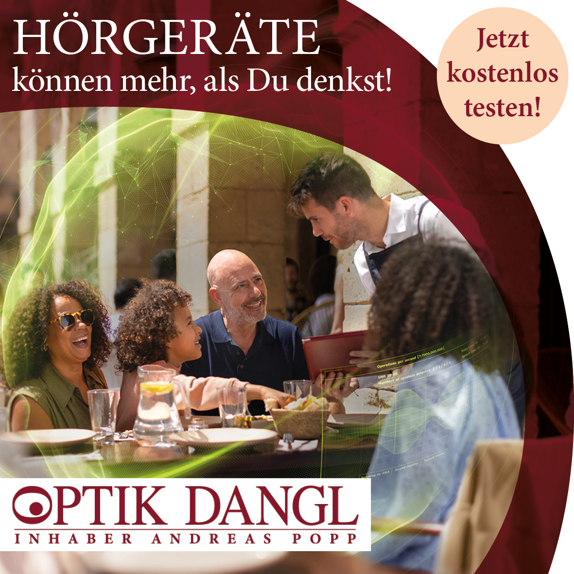 Eine Familie isst in einem Restaurant, ein Mann serviert Essen. Werbung für Hörgeräte mit dem Slogan 'Hörgeräte können mehr, als Sie denken!' in Deutsch.