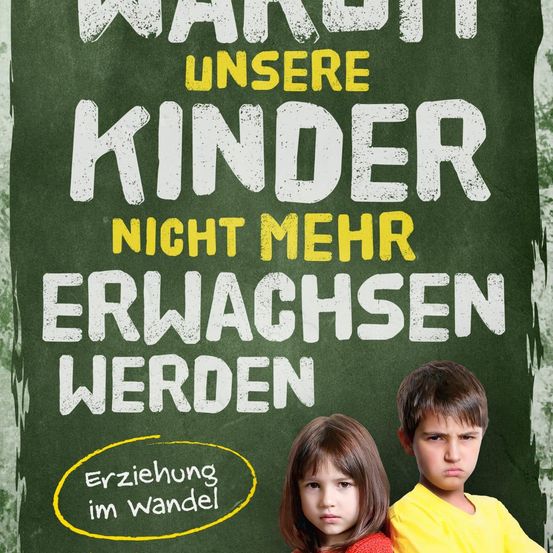 Ein grünes Brett mit weißen und gelben Texten zeigt 'Warum unsere Kinder nicht mehr erwachsen werden.' Zwei Kinder stehen davor und sehen ernst aus. Der Junge trägt ein gelbes Shirt, das Mädchen ein rotes.