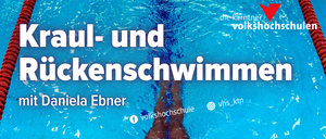 Ein Poster bewirbt Schwimmkurse in Kötschach-Mauthen. Es zeigt eine Schwimmerin in einem roten Badeanzug mit einem QR-Code zum Buchen. Der Text enthält Datum, Uhrzeit und Ort der Veranstaltung.