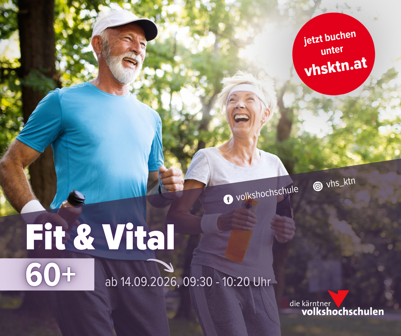 An elderly couple jogging in a park, smiling, with a red button that says 'Jetzt Buchen' and 'vhsktn.at'. The man wears a blue shirt and the woman wears a white shirt. They have a water bottle in hand.