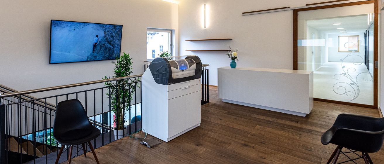 Bild enthält, Floor, Flooring, Wood, Indoors, Interior Design, Living Room, Hardwood, Chair, Foyer, Person