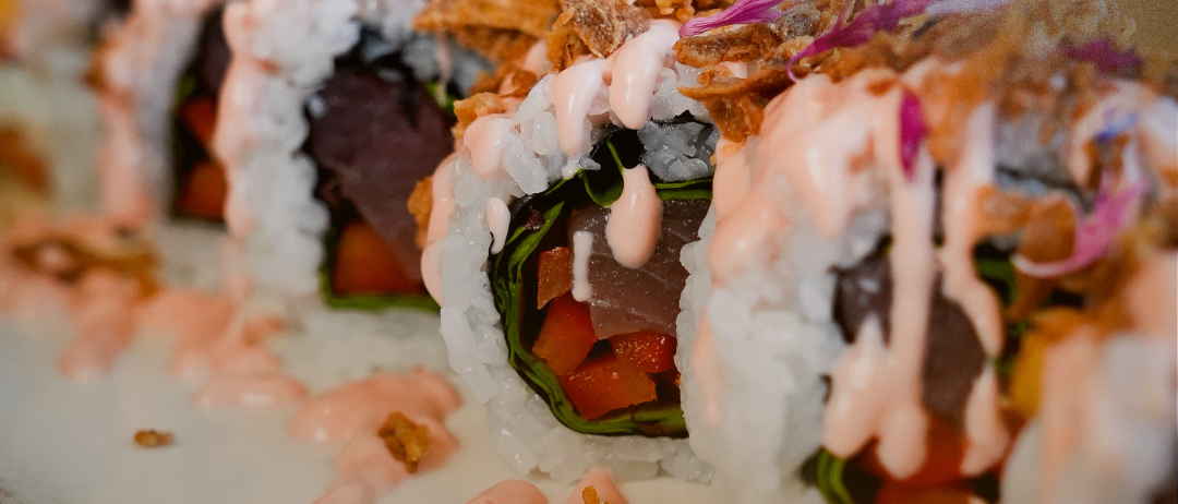 Sushi-Werbung mit verschiedenen Sushi-Rollen und Toppings. Gelistete Termine sind der 26., 27., 28. Februar und der 3. März. Zeit ist 16:30 Uhr.