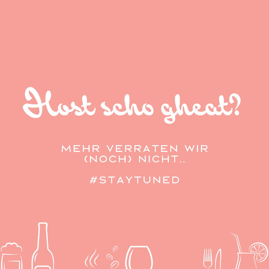 Rosa Poster mit der Phrase 'Host scho gheat?' und Symbolen für Getränke, Essen und Besteck. Es enthält auch den Satz 'Mehr verraten wir (noch) nicht.. #STAYTUNED'.