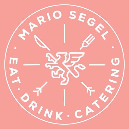Mario Segel Logo mit einem kreisförmigen Design, das den Text 'Essen, Trinken, Catering' und ein Gabel- und Messer-Symbol im Inneren zeigt.