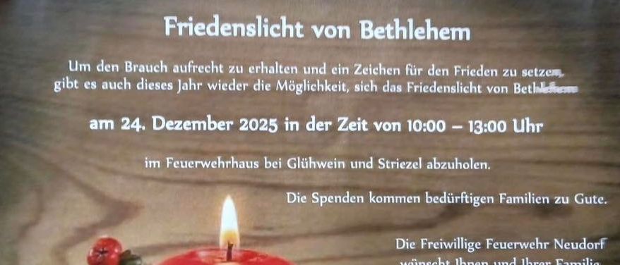 Ein Plakat zeigt eine rote Kerze umgeben von roten Beeren und Schnee. Es steht 'Friedenslicht von Bethlehem'. Die Veranstaltung findet am 24. Dezember 2025 von 10:00 bis 13:00 Uhr im Feuerwehrhaus statt.