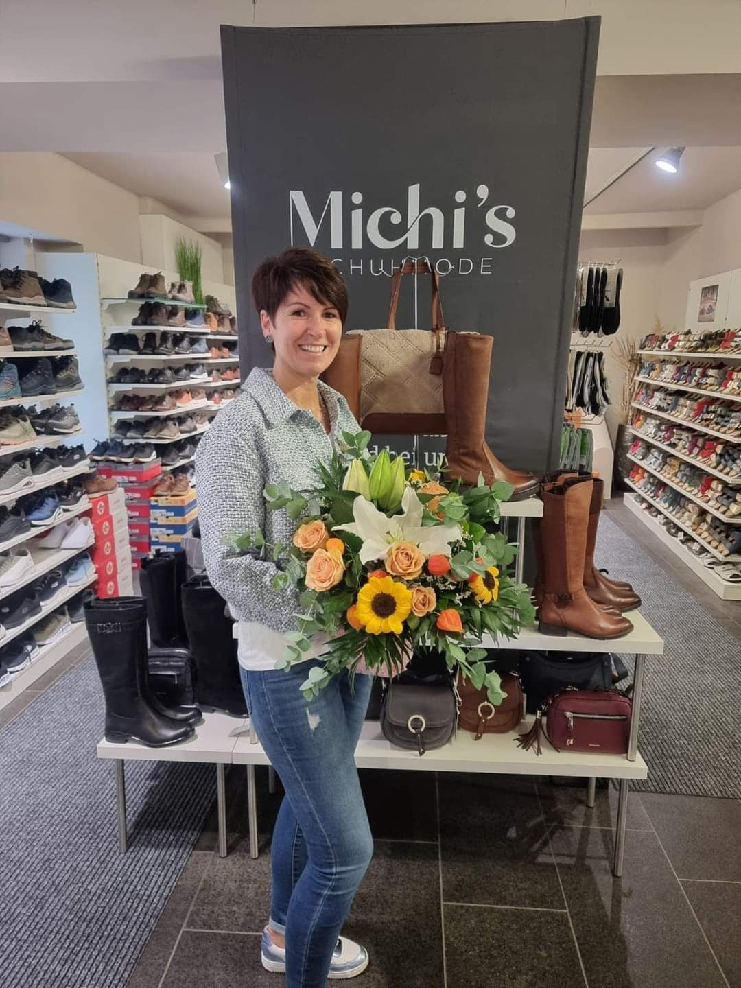 Bild enthält, Clothing, Pants, Person, Bag, Handbag, Shop, Jeans, Footwear, Shoe, Face