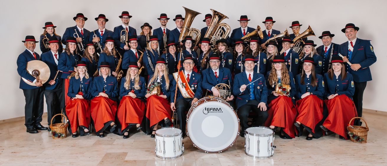 Bild enthält, Group Performance, Music, Music Band, Musician, Person, People, Adult, Male, Man, Groupshot