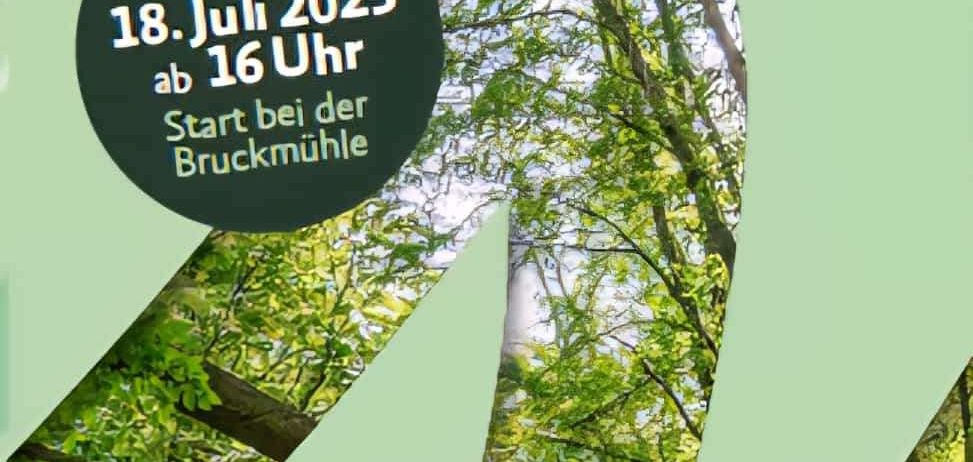 Grünes Plakat mit dem Text 'Freitag 18. Juli 2025 ab 16 Uhr Start bei der Bruckmuhle' und einem Baumbild im Hintergrund.