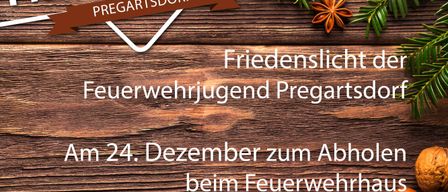 Ein hölzerner Hintergrund mit Tannennadeln, Tannenzapfen und Gewürzen. 'Friedenslicht Pregartsdorf' steht in Weiß. Die Veranstaltung findet am 24. Dezember von 10 bis 13 Uhr statt. Die Kerze kann außerhalb der regulären Zeiten abgeholt werden.