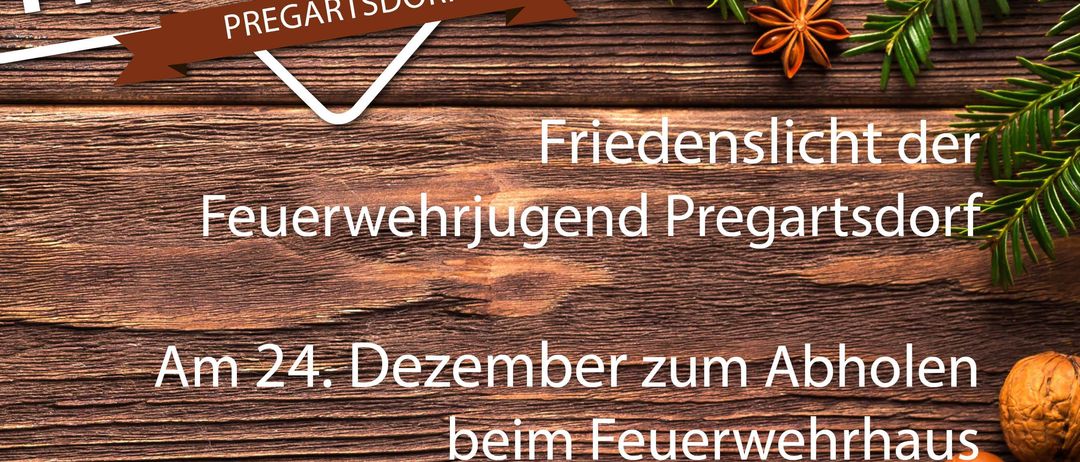 Ein hölzerner Hintergrund mit Tannennadeln, Tannenzapfen und Gewürzen. 'Friedenslicht Pregartsdorf' steht in Weiß. Die Veranstaltung findet am 24. Dezember von 10 bis 13 Uhr statt. Die Kerze kann außerhalb der regulären Zeiten abgeholt werden.