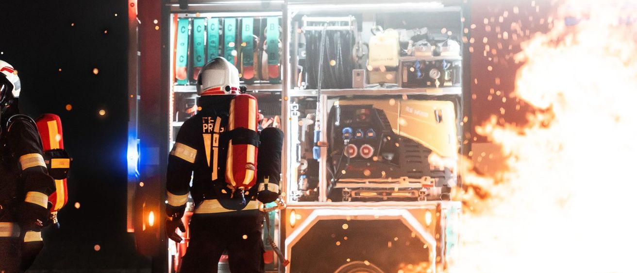 Bild enthält, Helmet, Person, Adult, Male, Man, Handbag, Fire