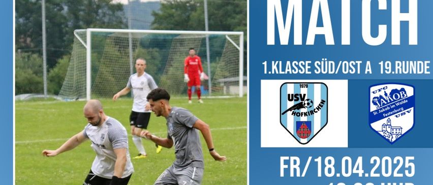 Plakat für ein bevorstehendes Fußballspiel. Zwei Spieler in grauen Trikots laufen auf den Ball zu, während ein Torwart in Rot vor dem Tor steht. Das Plakat hat blaue und weiße Farben und erwähnt das Datum, die Uhrzeit und den Ort des nächsten Spiels.
