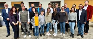 Bild enthält, Groupshot, Person, People, Pants, Adult, Female, Woman, Male, Man, Jeans