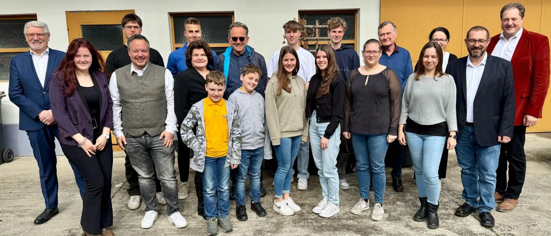 Bild enthält, Groupshot, Person, People, Pants, Adult, Female, Woman, Male, Man, Jeans