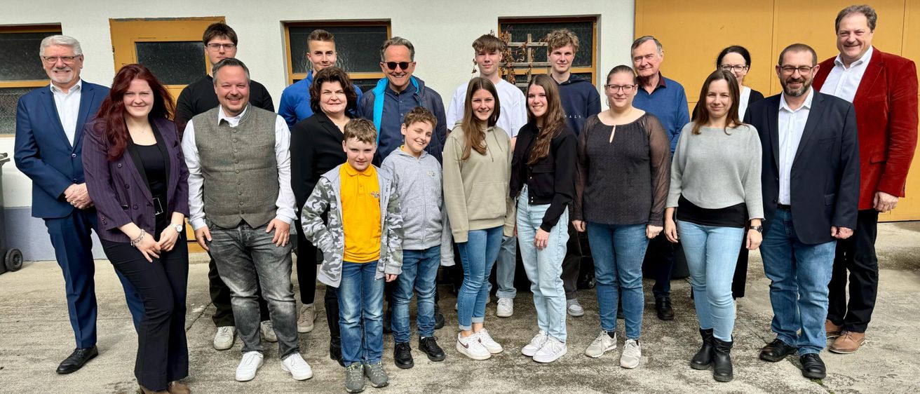 Bild enthält, Groupshot, Person, People, Pants, Adult, Female, Woman, Male, Man, Jeans