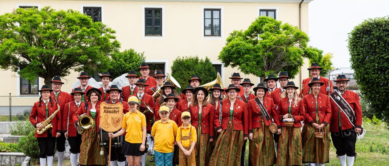 Bild enthält, People, Person, Group Performance, Music, Music Band, Musical Instrument, Musician, Performer, Horn, Tuba