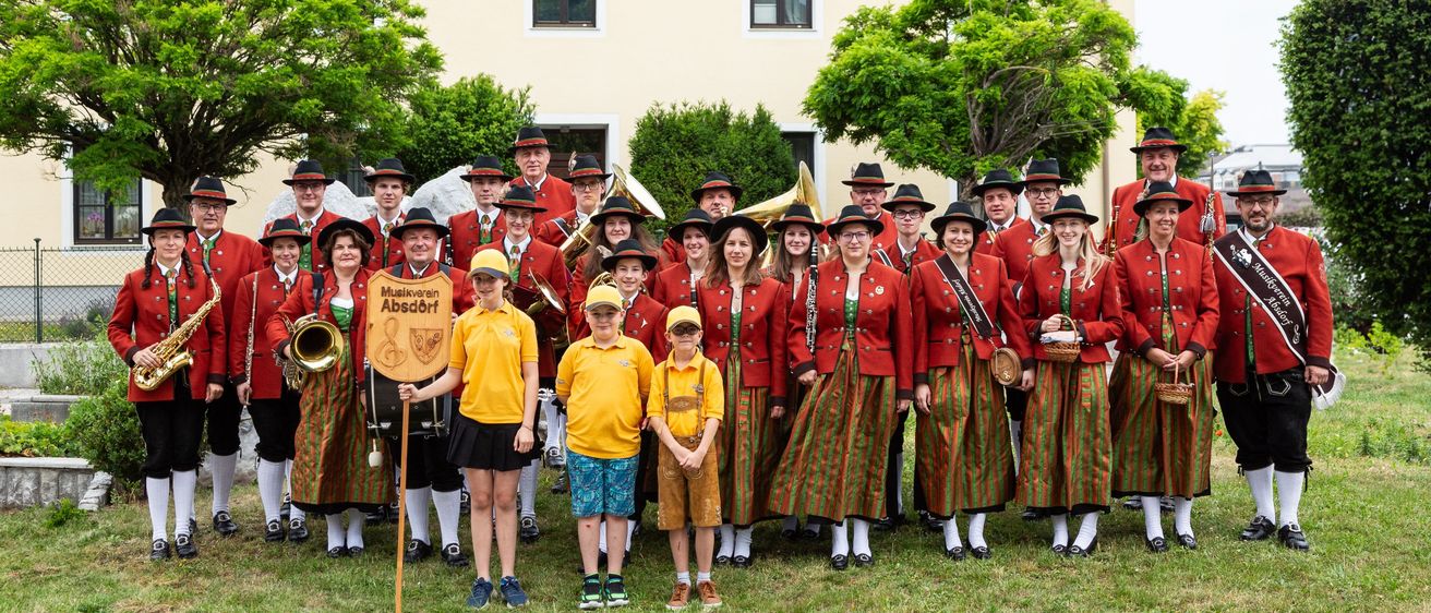 Bild enthält, People, Person, Group Performance, Music, Music Band, Musical Instrument, Musician, Performer, Horn, Tuba