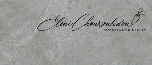 Ein grauer Marmorhintergrund mit dem Namen 'Seni Chousoulidou' in eleganter Kursive, neben dem Titel 'Konditormeister'.