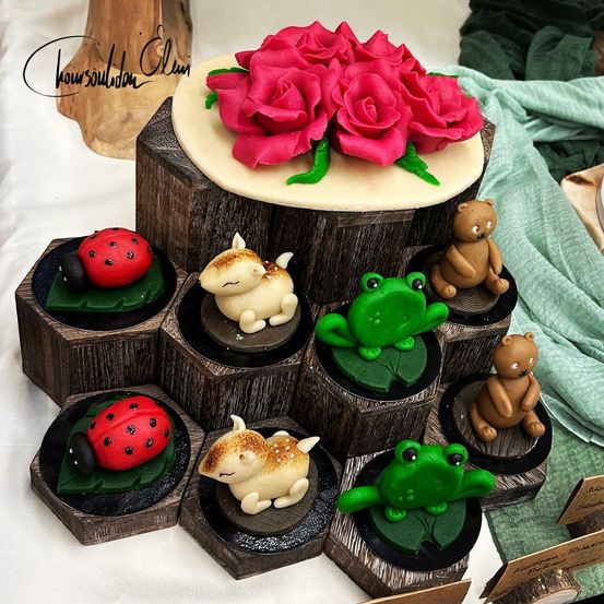 Bild enthält, Cream, Dessert, Icing, Cake, Cupcake, Birthday Cake, Toy, Food Presentation, People, Rose