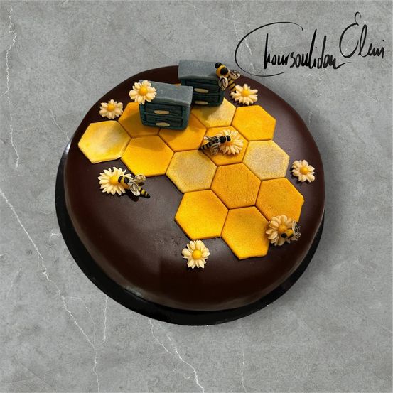 Bild enthält, Food, Food Presentation, Plate, Birthday Cake, Cake, Cream, Dessert, Meal, Sweets