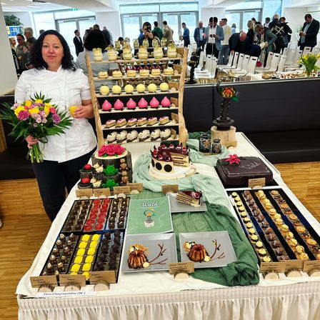 Bild enthält, People, Person, Adult, Female, Woman, Fun, Face, Head, Wedding, Wedding Cake