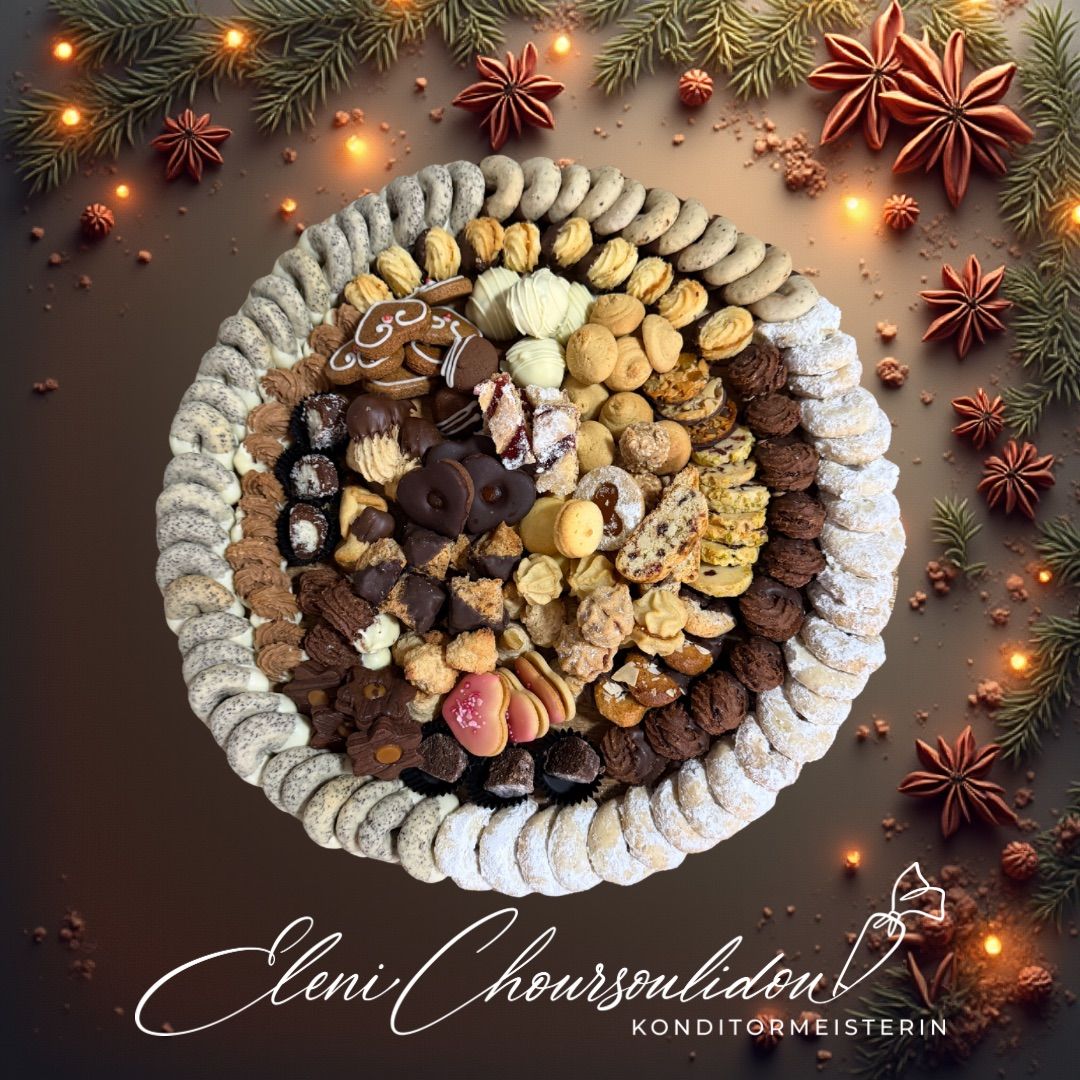 Eine runde Anordnung von festlichen Keksen auf dunklem Hintergrund, umgeben von Weihnachtsdekoration und Lichtern.