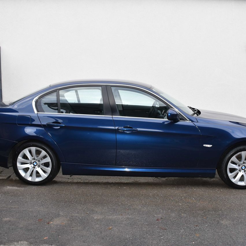 Bild enthält, Car, Sedan, Vehicle, Machine, Spoke, Alloy Wheel, Car Wheel, Tire, Wheel, Bench